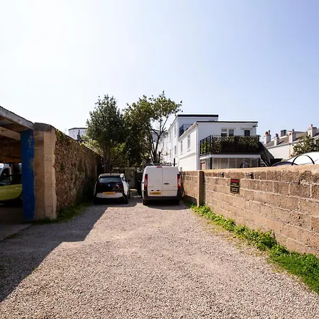 Eden House Apartment *