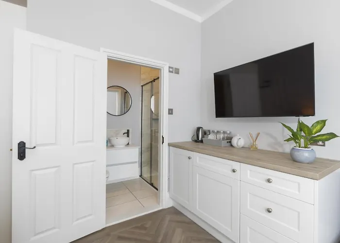 Eden House Apartment