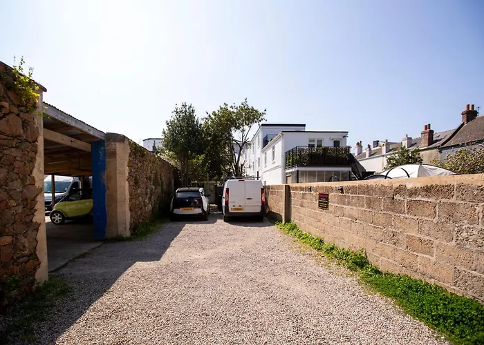 Eden House Apartment *